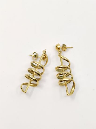 PAIRE de pendants d'oreilles formant une...
