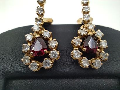 PAIRE de pendants d'oreilles en jaune 750°...
