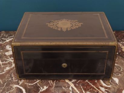 NECESSAIRE DE VOYAGE

dans un coffret en...