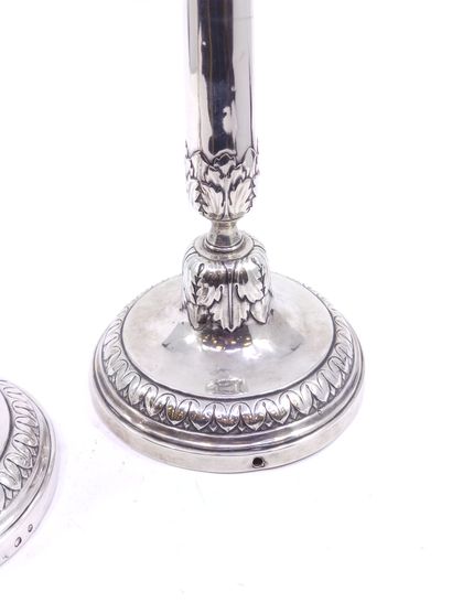 Paire de bougeoirs en argent à fûts corinthiens...