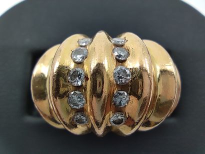 BAGUE dôme en or jaune 750 godronné, pavée...
