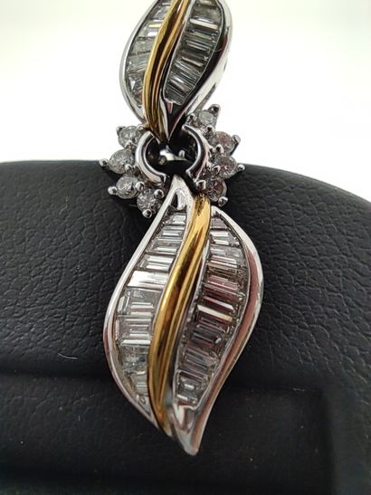 PAIRE de boucles d'oreilles en or et platine...