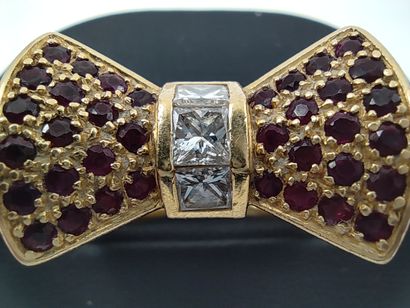 BAGUE nœud en or jaune 750° ornée de pierres...