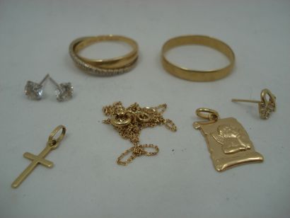 1 Chaîne Or 18kt 1,14 g cassée 1 Paire boucles...