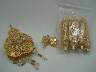 1 Pendentif Or 18kt et perles 21,72 g 6 Débris...