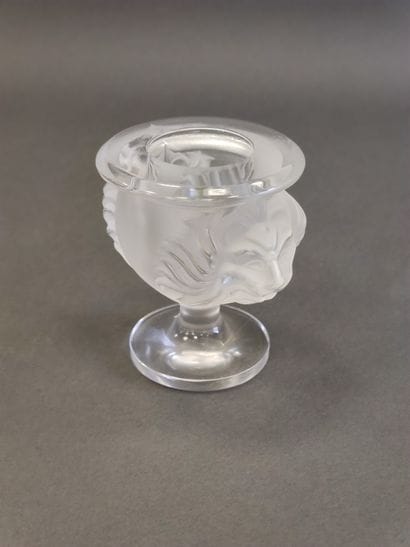 LALIQUE France

Round frosted glass pocket...