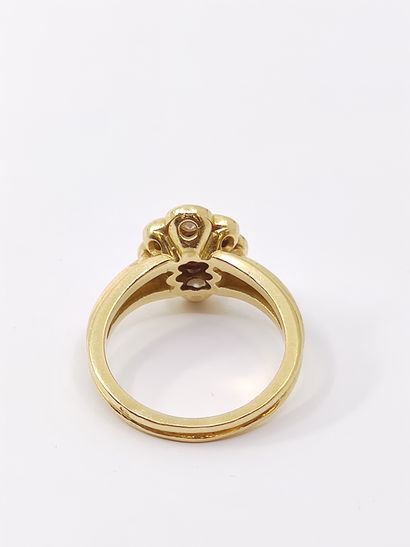 Daisy ring in yellow gold 750° decorated...