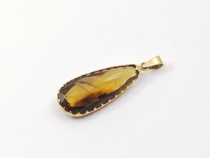 Yellow gold pendant holding a drop of smoky...