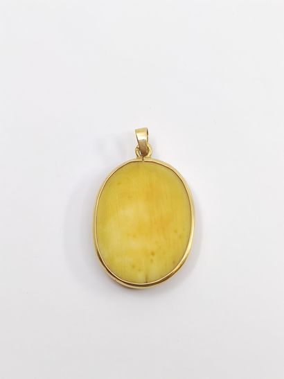 Yellow gold pendant with a cameo on bone...
