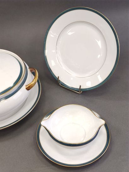 Raynaud Limoges laurel model

White porcelain...