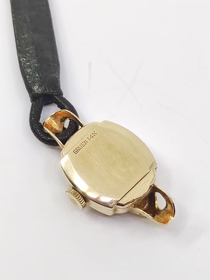 Watch case in 14kt gold

Gross weight :8,75...