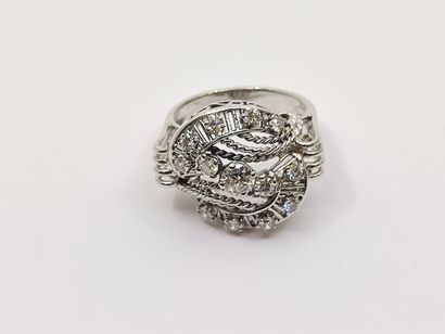 
RING in white gold 750° set with diamonds...