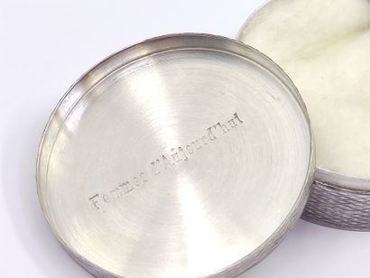 BOUCHERON PARIS

Box in silver godronné 

Under...