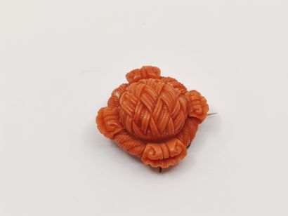 BROCHE ornée de corail monté en or jaune...