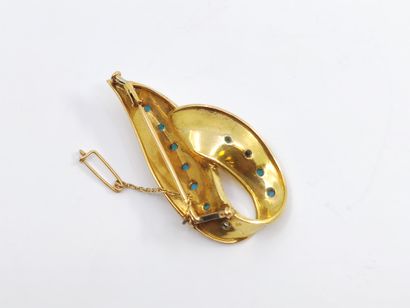 Leaf brooch in yellow gold 750° guilloche...