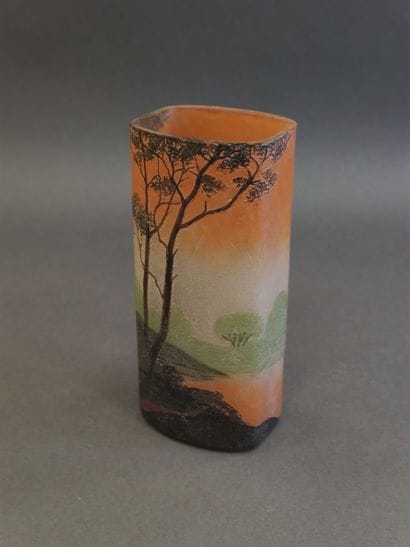 LEGRAS

Painted vase with lake scene decoration

Work...