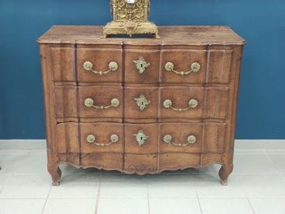 
COMMODE arbalète en noyer moulurée et sculptée

Ouvrant...