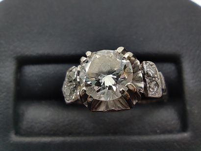 RING in white gold 750° decorated with a...