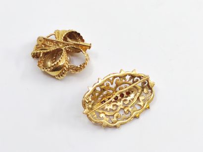 TWO brooches in yellow gold 750 

Gross weight...