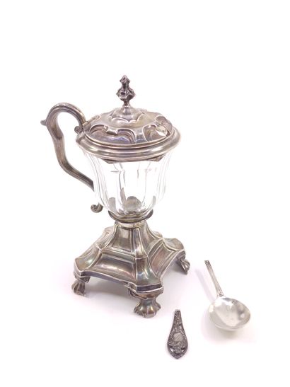 Silver and crystal MOUTARDIER

Standing on...
