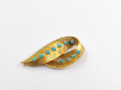 Leaf brooch in yellow gold 750° guilloche...