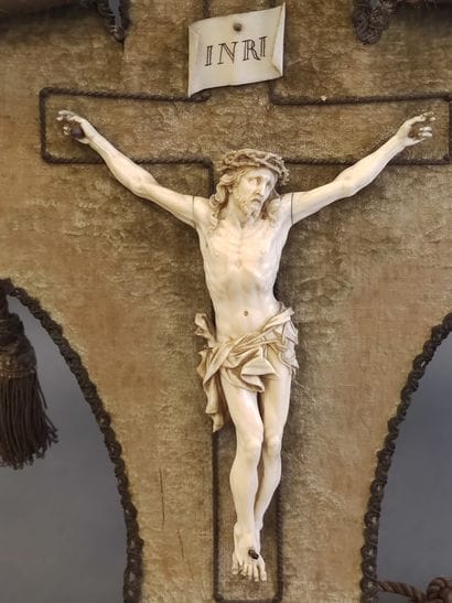 CRUCIFIX in velvet decorated with a Christ...