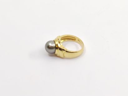 Yellow gold ring 750° decorated with a Tahitian...