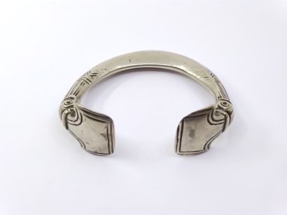 LOT including :

silver choker with low title...
