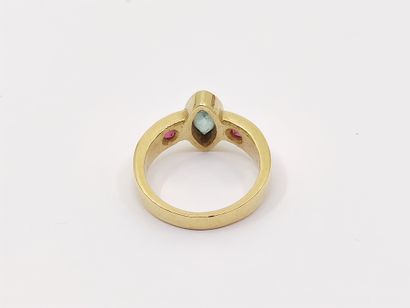 Yellow gold ring 750° set with an aquamarine...