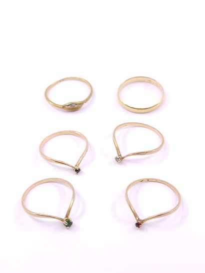 LOT of six rings in gold 750° including:

a...