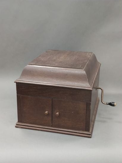 Gramophone à caisse de raissonnance en bois...