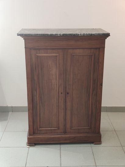 PETIT meuble à hauteur d'appui en noyer et...