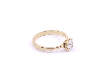 Yellow gold ring 750 decorated with a solitaire...