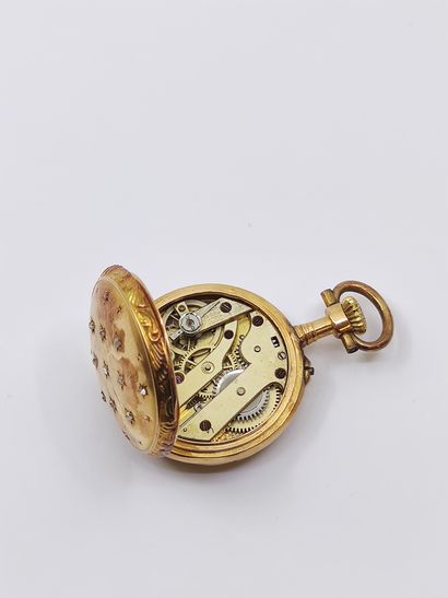 MONTRE de col en or jaune 750° 

Le dos pavé...