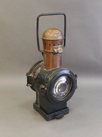 SNCF Line VIERZON N°4

Old lamp of the oil...