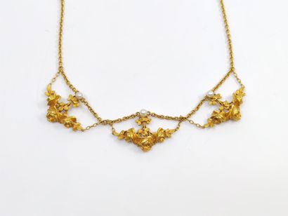 French WORK

Yellow gold drapery necklace...