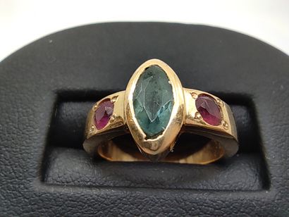 Yellow gold ring 750° set with an aquamarine...
