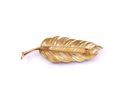 Leaf brooch in yellow gold 750 

There are...