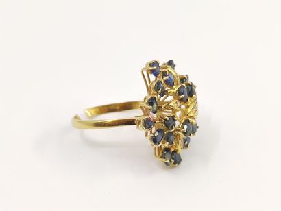 BAGUE fleur en or jaune 750 sertie de saphirs...