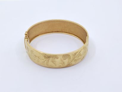 BRACELET in yellow gold 750° opening finely...