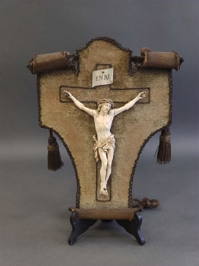 CRUCIFIX in velvet decorated with a Christ...