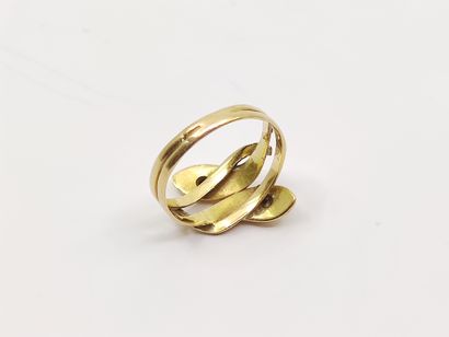 Gold ring 750° decorated with two snake heads...