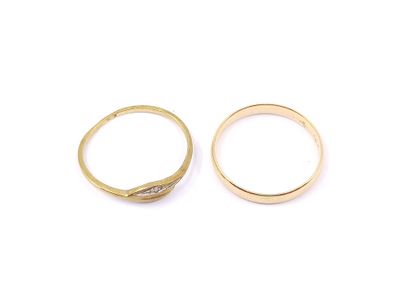 LOT of six rings in gold 750° including:

a...