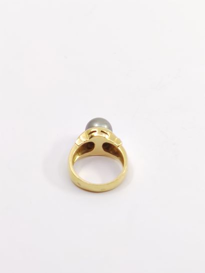 Yellow gold ring 750° decorated with a Tahitian...
