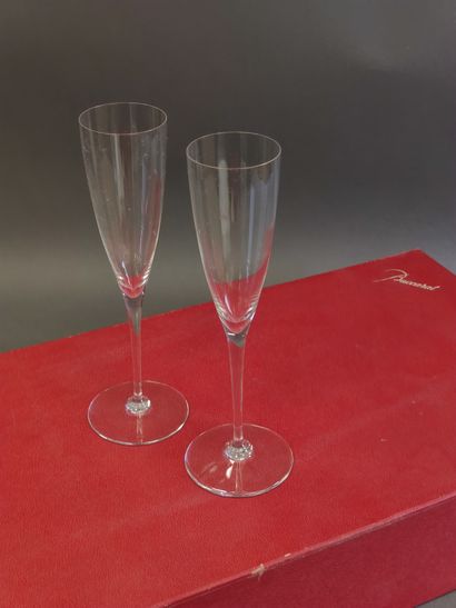 BACCARAT

Six crystal champagne flutes model...