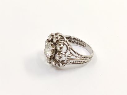 RING in white gold 750° set with a half-cut...