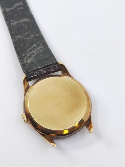 OMEGA 

Wristwatch, round case in yellow...