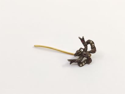 EPINGLE papillon en or 750° et argent, sertie...