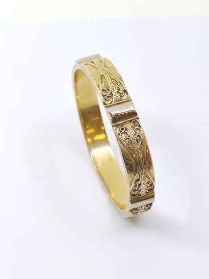 Foreign work

TWO bracelets in yellow gold...