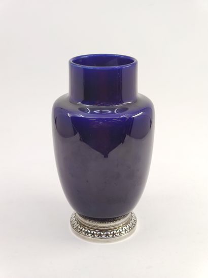 RISSELER AND SQUARE IN PARIS

Vase in blue...